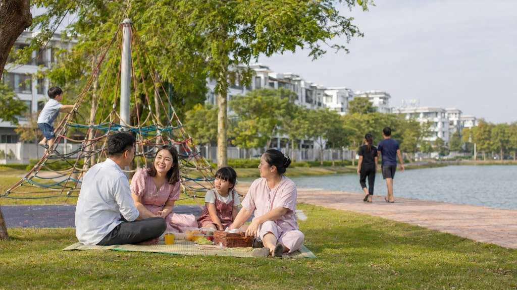 Gia đình picnic vui vẻ bên hồ khu đô thị