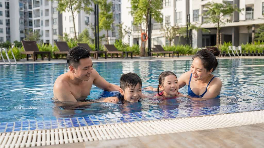 Gia đình vui vẻ bơi lội tại bể bơi khu đô thị