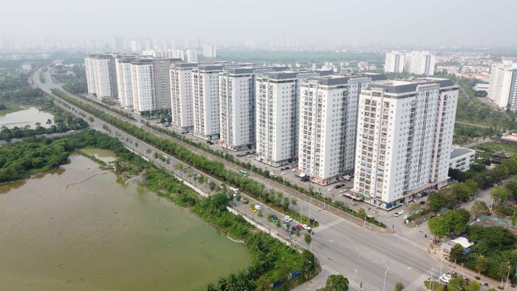 Bản đồ minh họa phẳng (flat map) khu vực Hà Đông, trung tâm là khu đô thị Thanh Hà Cienco 5 được đánh dấu bằng icon chung cư cao tầng màu xanh dương, xung quanh là các icon bệnh viện chữ thập đỏ đặt đúng vị trí tương đối (BV 103 phía Bắc, BV Bỏng phía Đông, BV Đa khoa Hà Đông phía Tây Bắc), có đường nối với ghi chú khoảng cách km, nền trắng sáng, phong cách infographic hiện đại, font chữ tiếng Việt rõ ràng.