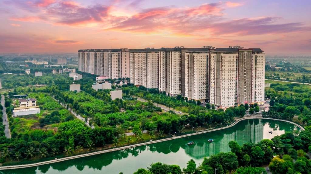 Bảng ngũ hành phong thủy thiết kế hiện đại dạng vòng tròn, 5 hành Kim Mộc Thủy Hỏa Thổ xếp theo vòng tương sinh với mũi tên chỉ hướng, mỗi hành một màu đặc trưng (Kim-trắng, Mộc-xanh lá, Thủy-xanh dương, Hỏa-đỏ, Thổ-vàng), bên dưới mỗi hành ghi các số tầng phù hợp, nền trắng sạch, góc dưới phải có logo Kim Cúc Land, phong cách flat design tối giản