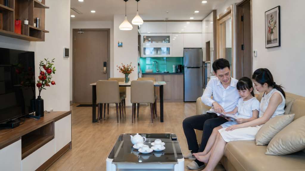 Gia đình trẻ quây quần đọc sách trong căn hộ ấm cúng