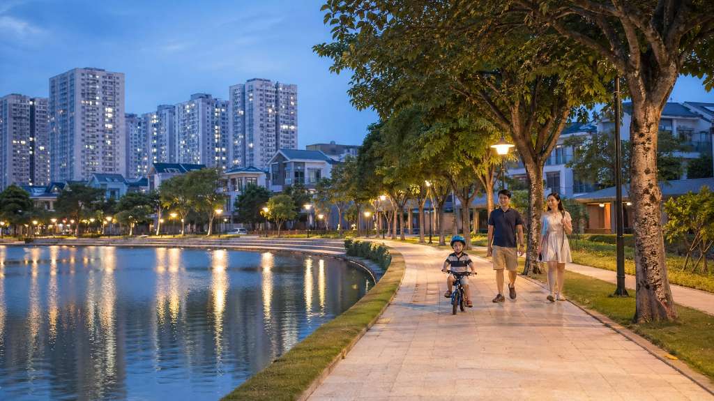 Gia đình tản bộ bên hồ Thanh Hà về đêm