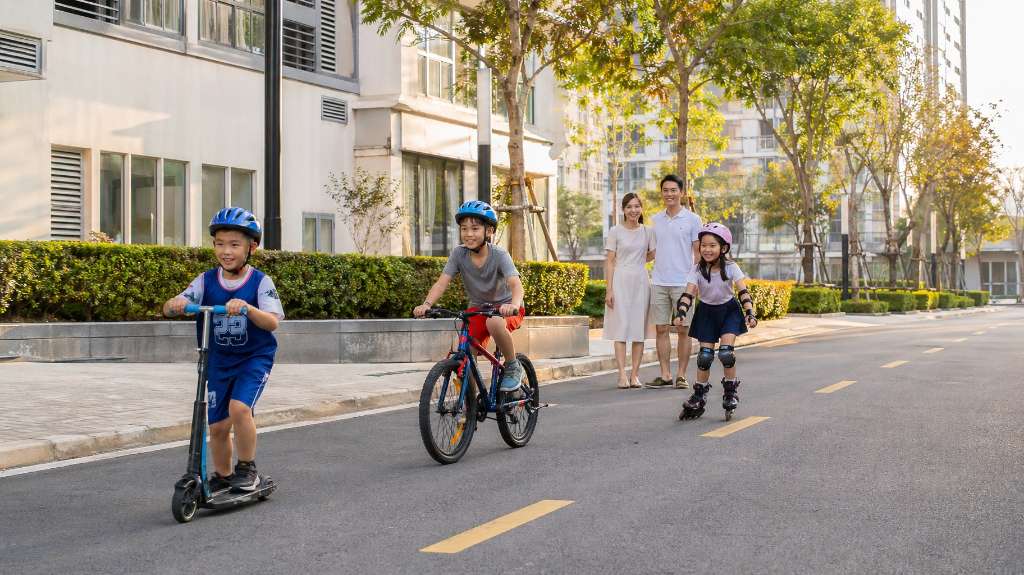 Gia đình vui chơi cuối tuần trên đường phố khu đô thị