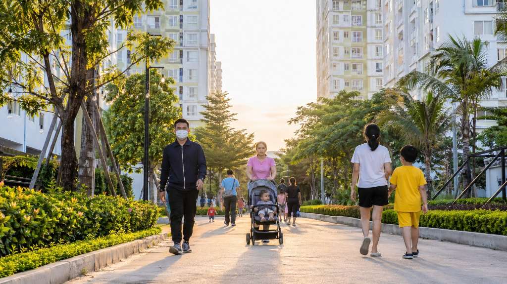 Cư dân dạo bộ thư giãn trong khu đô thị xanh