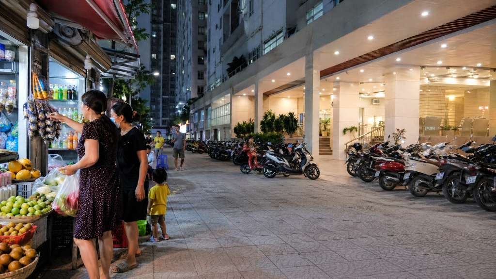 Người dân mua sắm tại khu phố đêm Thanh Hà