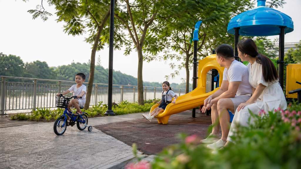 Gia đình vui chơi cùng con tại sân chơi ngoài trời