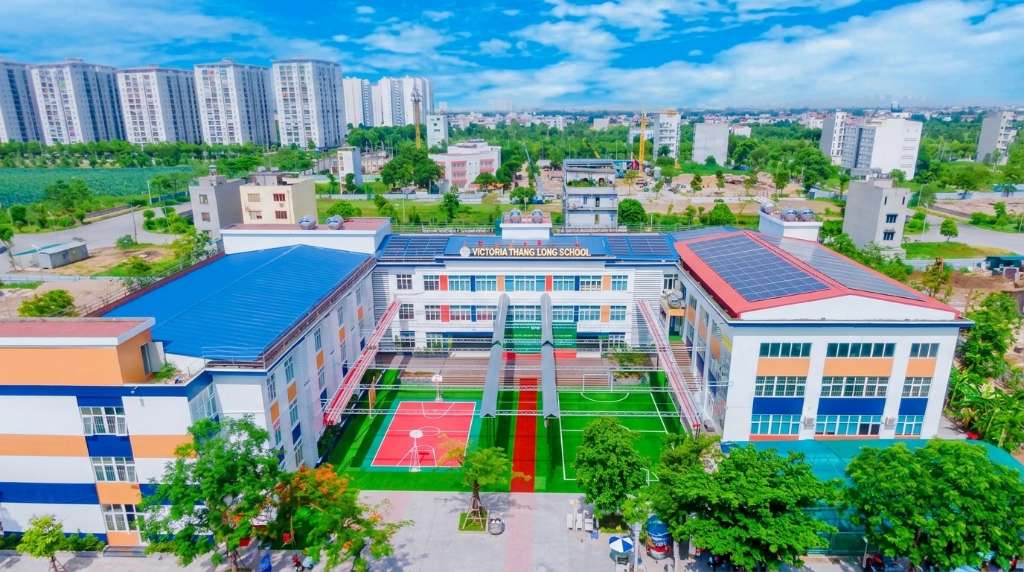 Trẻ em Việt Nam đang chơi tại bể bơi trẻ em ngoài trời trong khu đô thị, nước trong xanh, có cầu trượt nước nhỏ nhiều màu sắc, phụ huynh ngồi xung quanh giám sát, nắng hè rực rỡ, ảnh đời thực 4K góc rộng