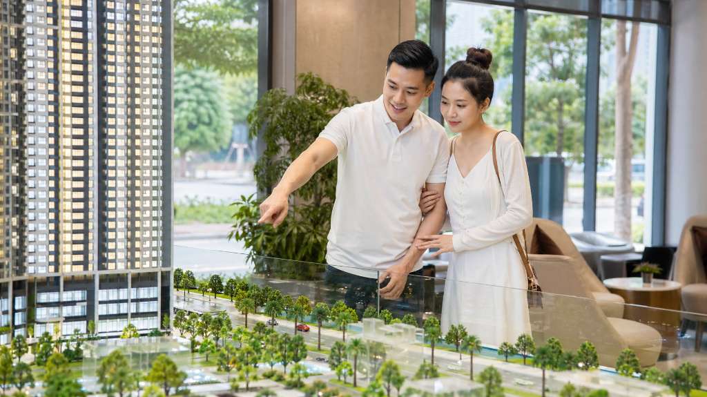 Cặp đôi trẻ tham quan mô hình dự án căn hộ