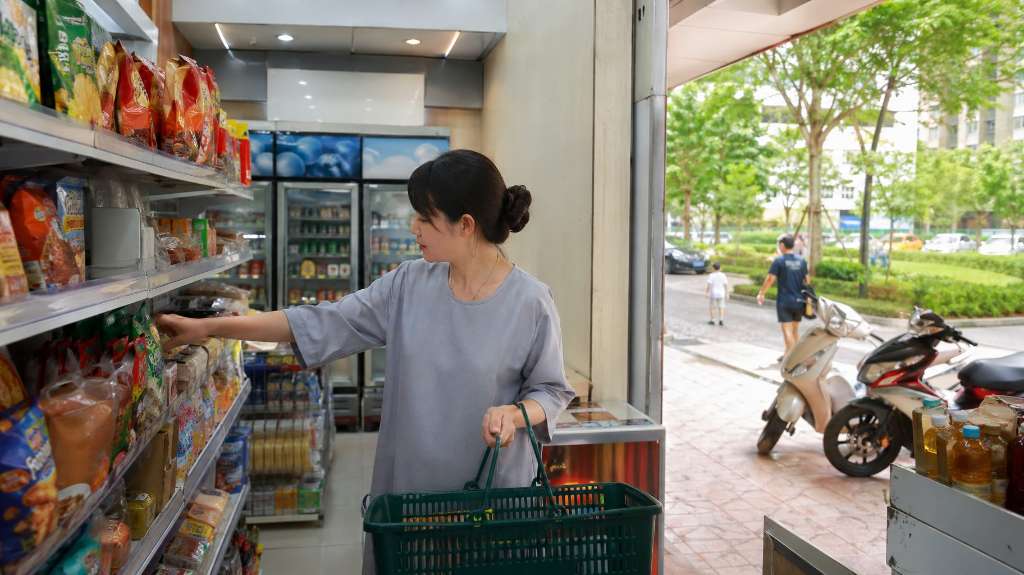 Chị mua sắm tại siêu thị mini trong khu đô thị