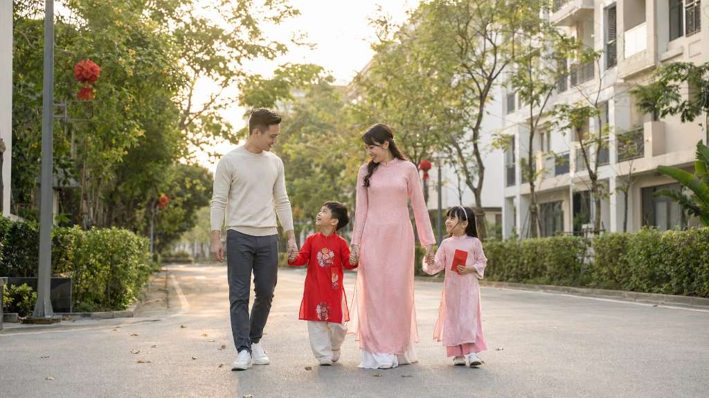 Gia đình diện áo dài dạo phố Tết tại Thanh Hà