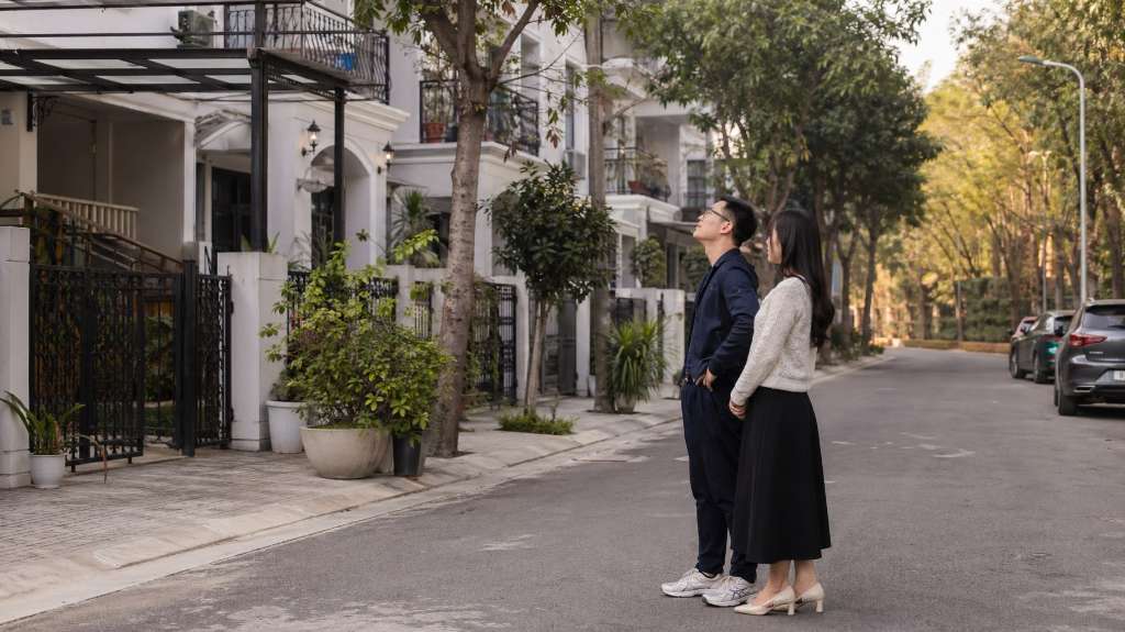 Đôi vợ chồng trẻ ngắm nhìn ngôi nhà mới ở Khu đô thị Thanh Hà