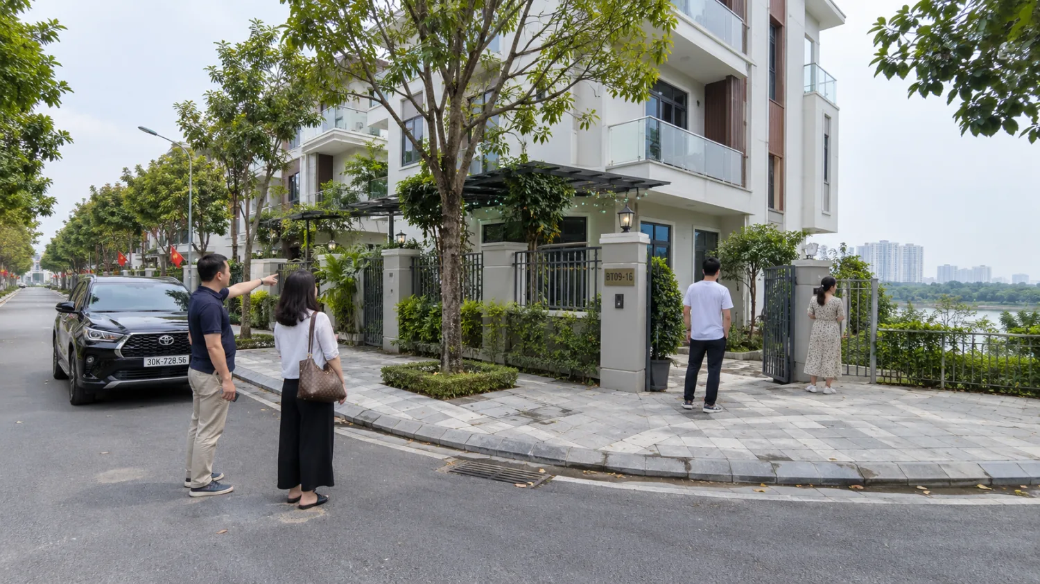 Gia đình khảo sát lối ô tô, mặt tiền và hướng nhìn của biệt thự góc tại Khu đô thị Thanh Hà