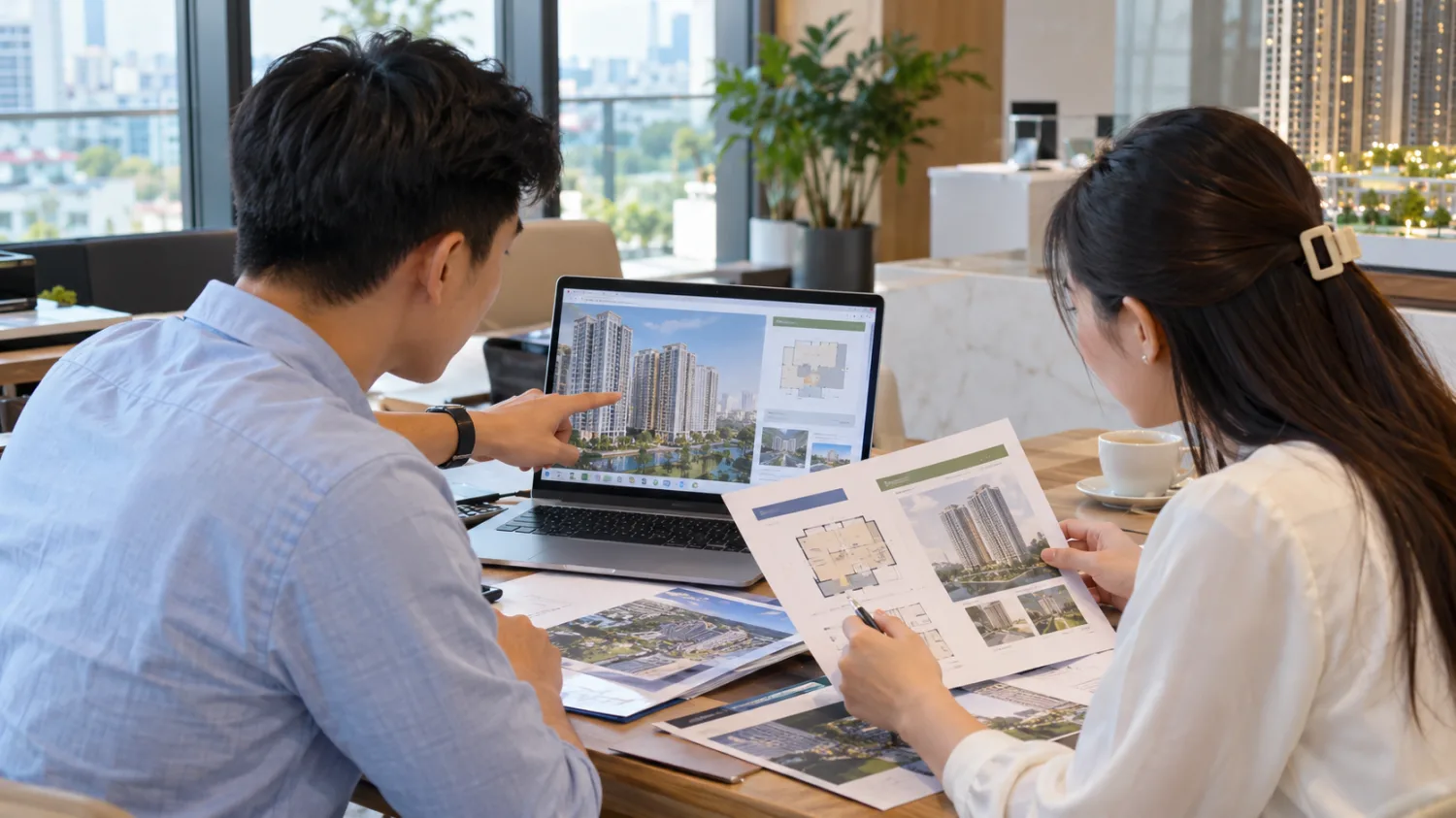 Người mua nhà đối chiếu thông tin tòa, căn trên tin rao với thông báo dự án trên máy tính xách tay.